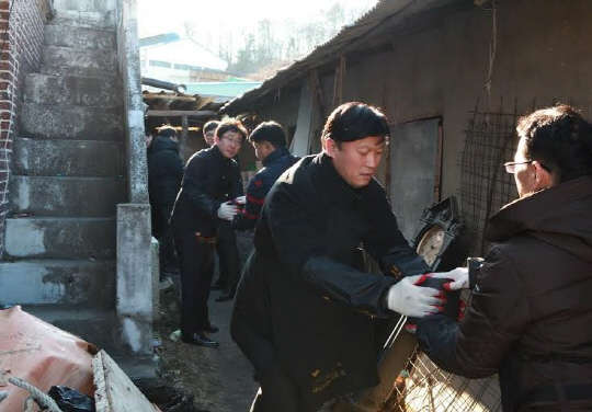 17일 충북 음성군 소이면에서 정보통신산업진흥원 임직원 100여명이 '사랑의 연탄 나눔' 봉사활동을 진행하고 있다. 정보통신산업진흥원 제공.